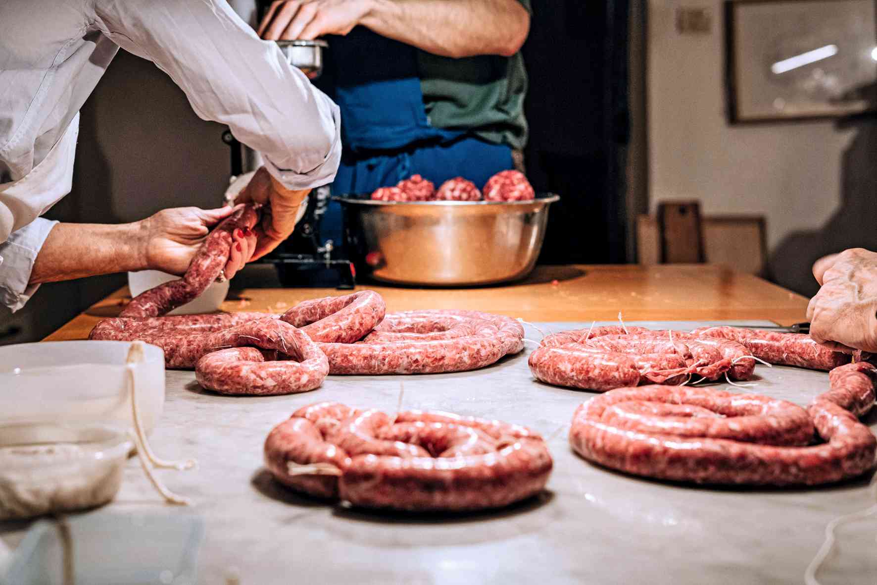 Darm-fuellen_Pauls-Wurstfibel_®Franziska-Unterholzner_Raetia